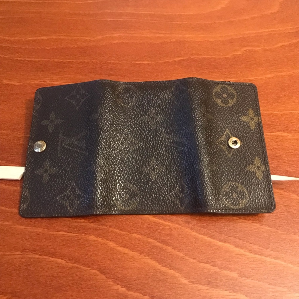 Louis Vuitton Monogram Keyholder - Picture 5 of 9